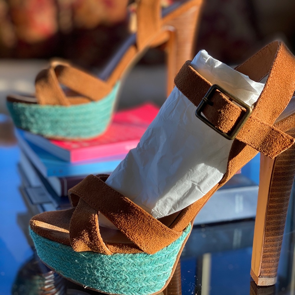Sexy Suede platform heel w a splash of color